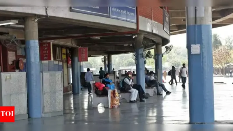 सेक्टर 43 के बस अड्डे पर कर्मचारियों ने दिया धरना
