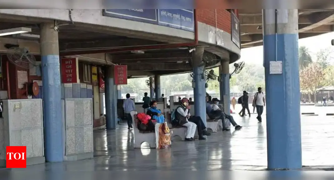 सेक्टर 43 के बस अड्डे पर कर्मचारियों ने दिया धरना