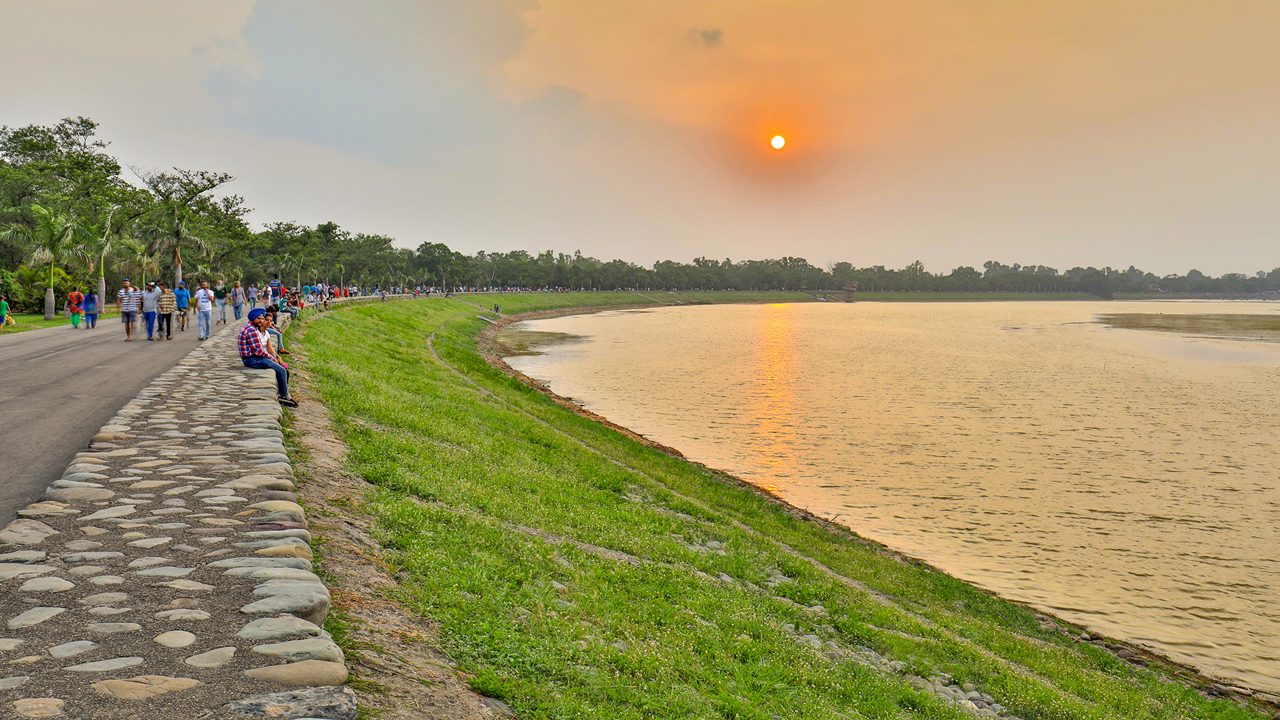 हल्की बारिश और हवाओं से बदला मौसम, गर्मी से राहत, मौसम का मजा लेने सुखना लेक पहुंचे लोग