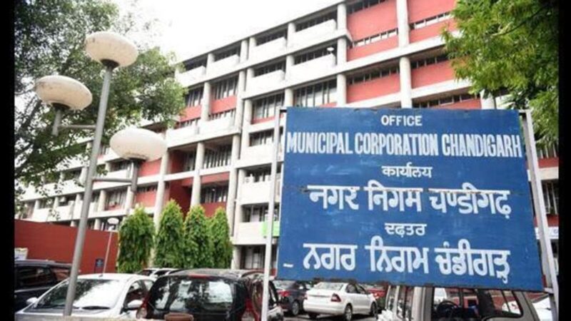 सेक्टर-26 और 34 में अतिक्रमण अभियान चलाया