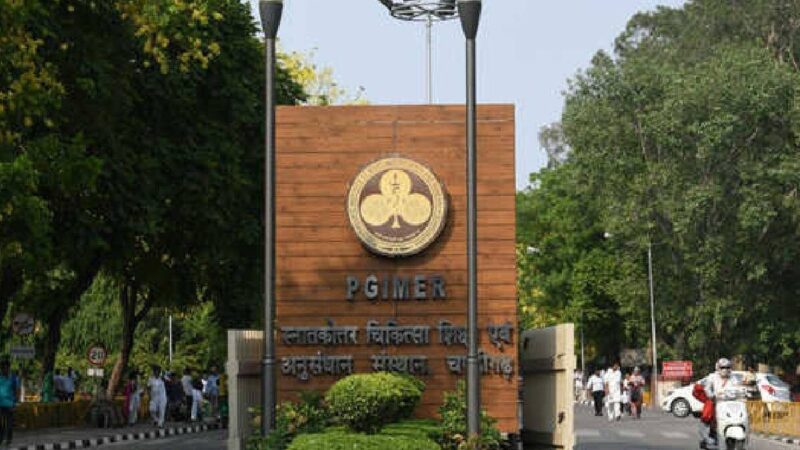 PGI चंडीगढ़ में पार्किंग शुल्क की लूट: पार्किंग में रेट लिस्ट तो लगा दी, पर ज्यादा शुल्क वसूलना जारी