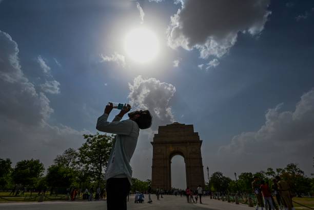 Weather: दिल्ली NCR समेत आधा भारत भीषण गर्मी की चपेट में, IMD ने किया अलर्ट; 14 जून से राहत की बूंदों के आसार