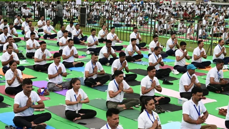 चंडीगढ़ समेत ट्राईसिटी में हजारों लोगों ने किया योग, पंचकूला में दिखी अव्यवस्था